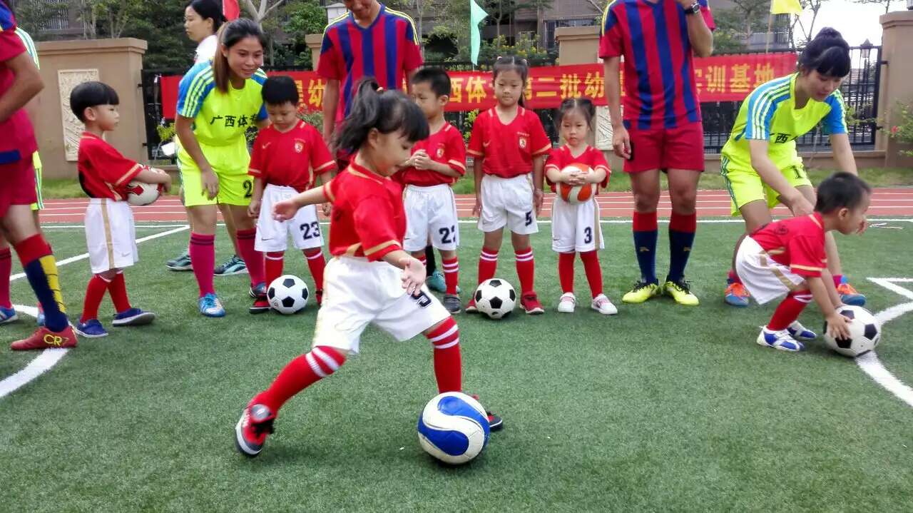 我校联合多所幼儿园推广幼儿足球,践行“足球要从娃娃抓起”-广西体育高等专科学校