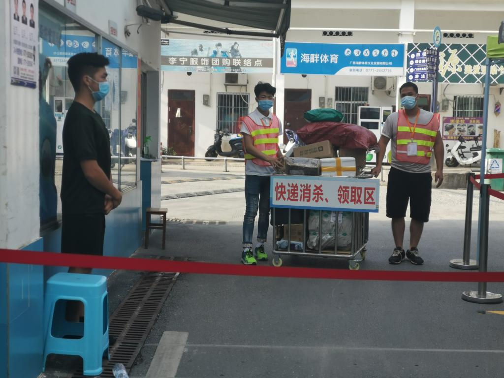 突击队队员在运送快递