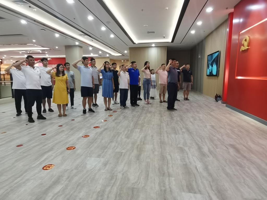 党旗下重温入党誓词