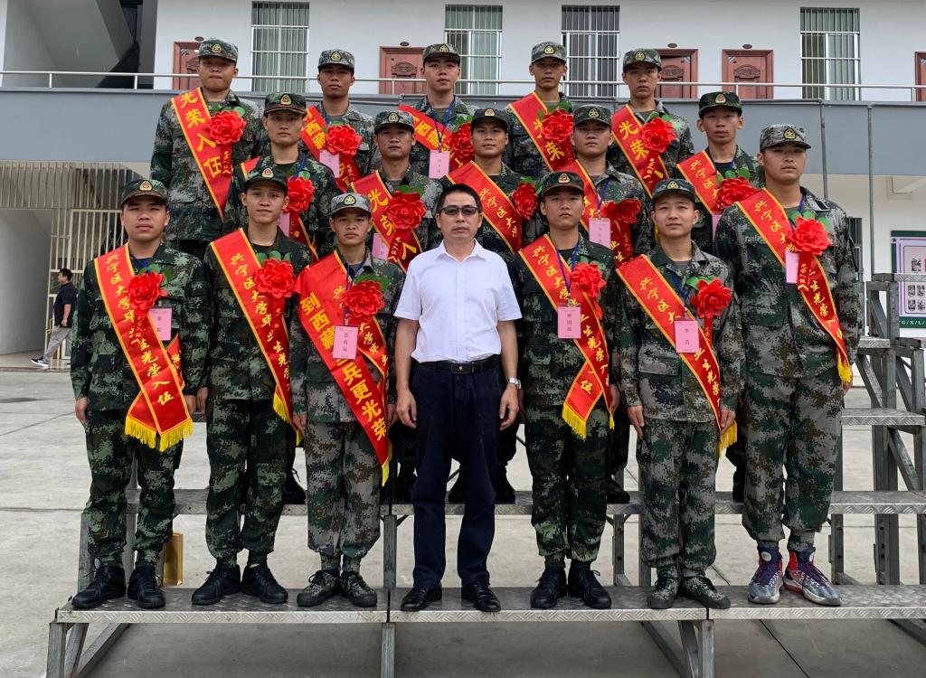 李副书记与全体入伍人员合影