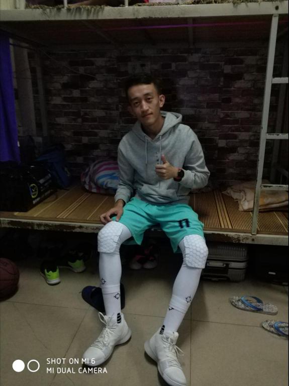 王建东 男,侗族,共青团员,17级体教10班,现任生活部部长,本人积极向上,做事认真负责,吃苦耐劳,团结友爱。座右铭:最简单的事是坚持,最困难的事也是坚持。