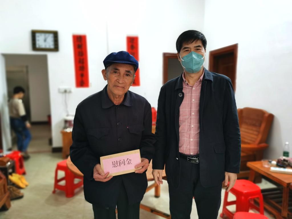 胡英清校长慰问帮扶对象