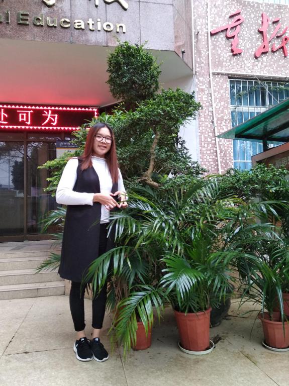 李增珍,女,汉族,共青团员,17级体教4班,现任新闻网络部副部长,本人性格开朗,待人友善,平易近人。座右铭:努力不一定成功,但是放弃必定会失败