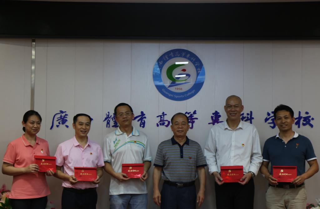 覃杨彬副校长向过政治生日的党员赠送贺卡 覃杨彬副校长向过政治生日的党员赠送贺卡