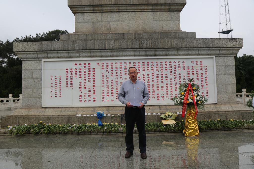 党员代表覃世东同志向全体党员重温了革命先烈邱少云、张思德的事迹