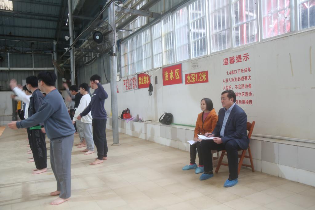 邱团副校长检查《游泳与救护》课堂教学 邱团副校长检查《游泳与救护》课堂教学