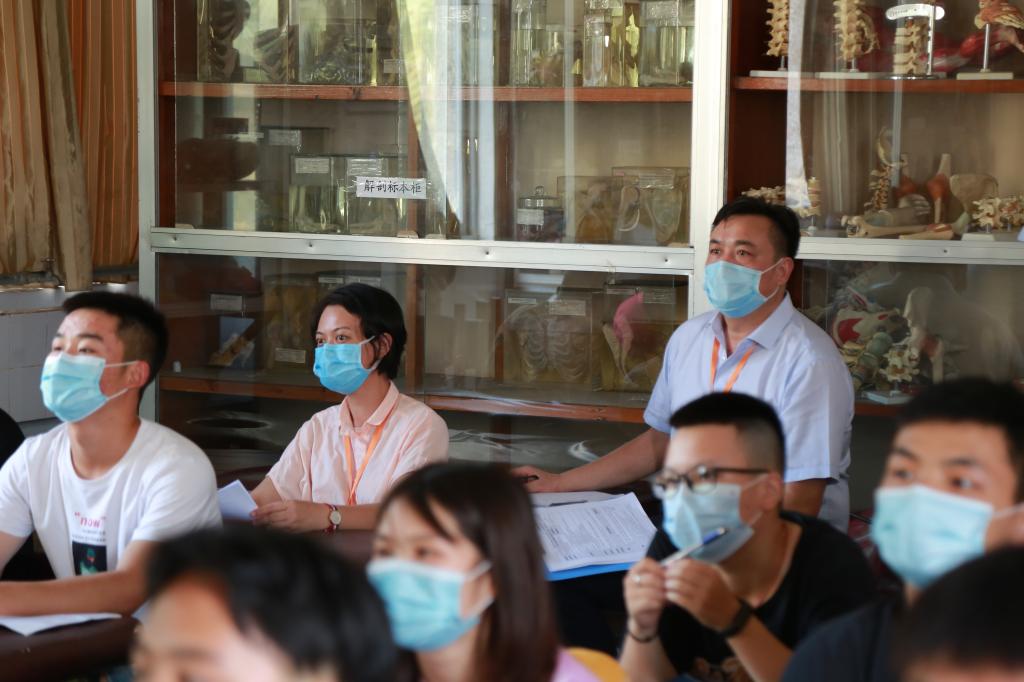 邱团副校长在运科学院《运动防护》课程实地查看教学情况