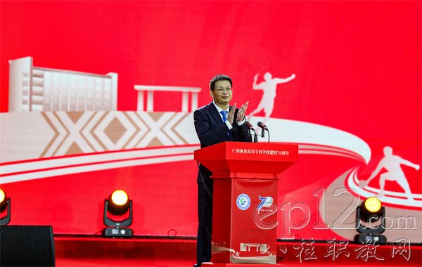 学校党委书记韦建勋主持大会 学校党委书记韦建勋主持大会