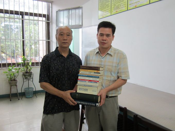 浓浓书香02拳拳爱心彭学增教授再次为学校捐书