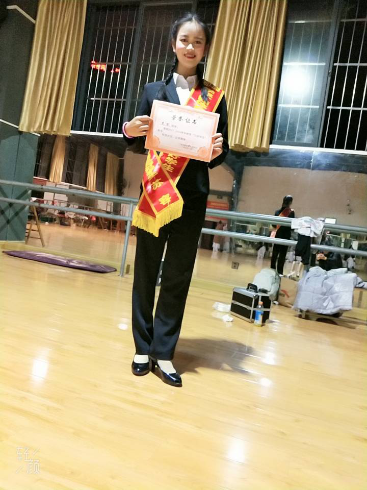 苏容 女,壮族,共青团员,现任文艺部副部长,本人性格开朗,与人为善,乐观大方,积极努力帮助老师完成任务。座右铭:总有人想改变世界,但却罕见有人想改变自己。