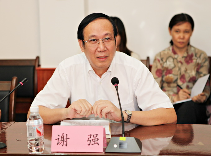 谢强书记向检查组汇报学校《廉洁从政》执行情况胡英清校长从行政工作