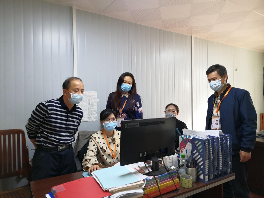 覃杨彬副校长检查线上教学开展情况