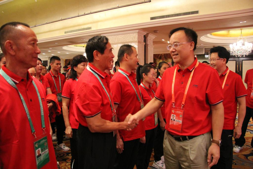 黄俊华副主席与毽球队陆学仁教练亲切交谈