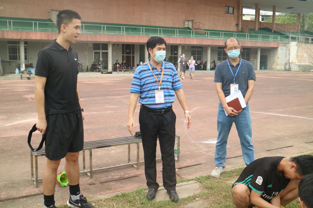 胡英清校长了解体教学院《足球》课程教学与课堂疫情防控情况