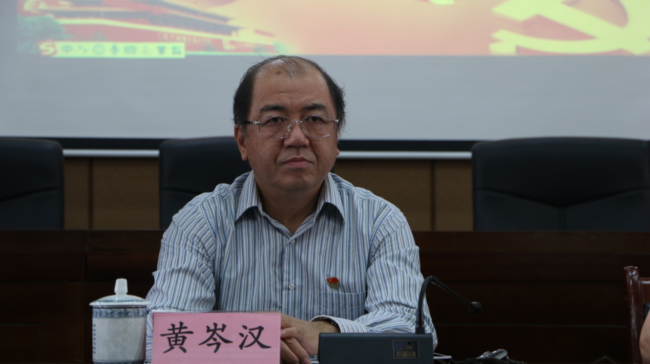 自治区主题教育领导小组第六巡回指导组组长黄岑汉出席会议并讲话