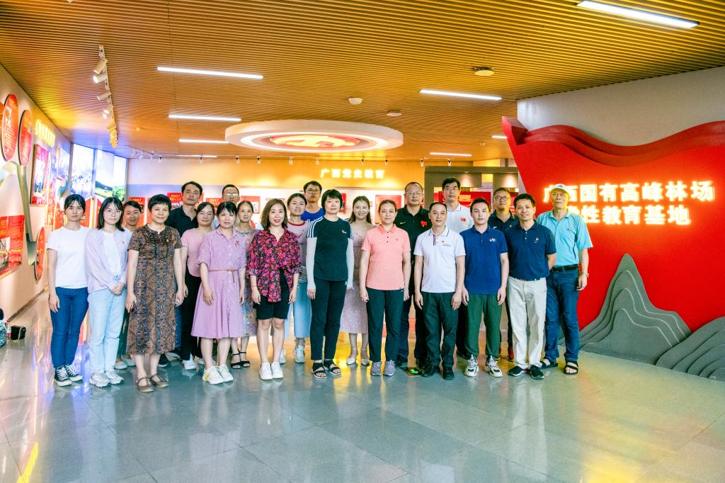 参加活动的全体党员在党性教育基地合影留念 参加活动的全体党员在党性教育基地合影留念