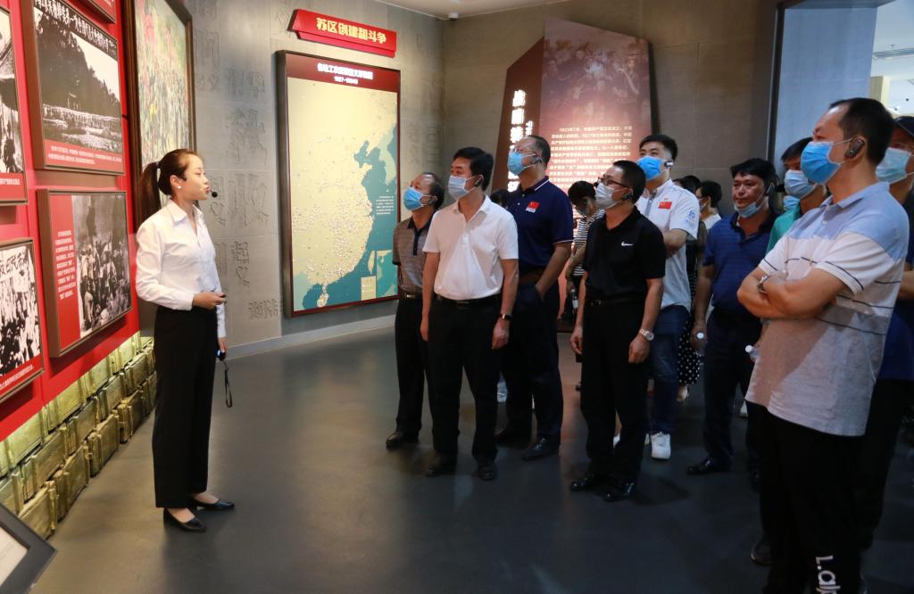 参观红军长征湘江战役纪念馆