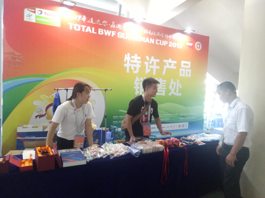 体育运营与管理专业学生在2019年苏迪曼杯世界羽毛球混合团体锦标赛期间进行特许商品的售卖