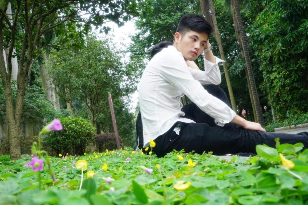 李荣 男 汉族 共青团员,17级运营2班,现任新闻网络部部长,本人性格活泼开朗、真诚,做事认真,责任心强,座右铭:喜欢就要努力去争取,因为机会是留给有准备的人的。