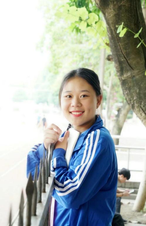 李冬晴,女,汉族,共青团员,17级体教3班,现任体育部副部长,本人在工作积极向上,善于倾听,能团结同事,能和下属打成一片,热爱学习,工作态度端正,积极主动地帮助老师、同学完成任务。座右铭,爱笑的人运气不会差。