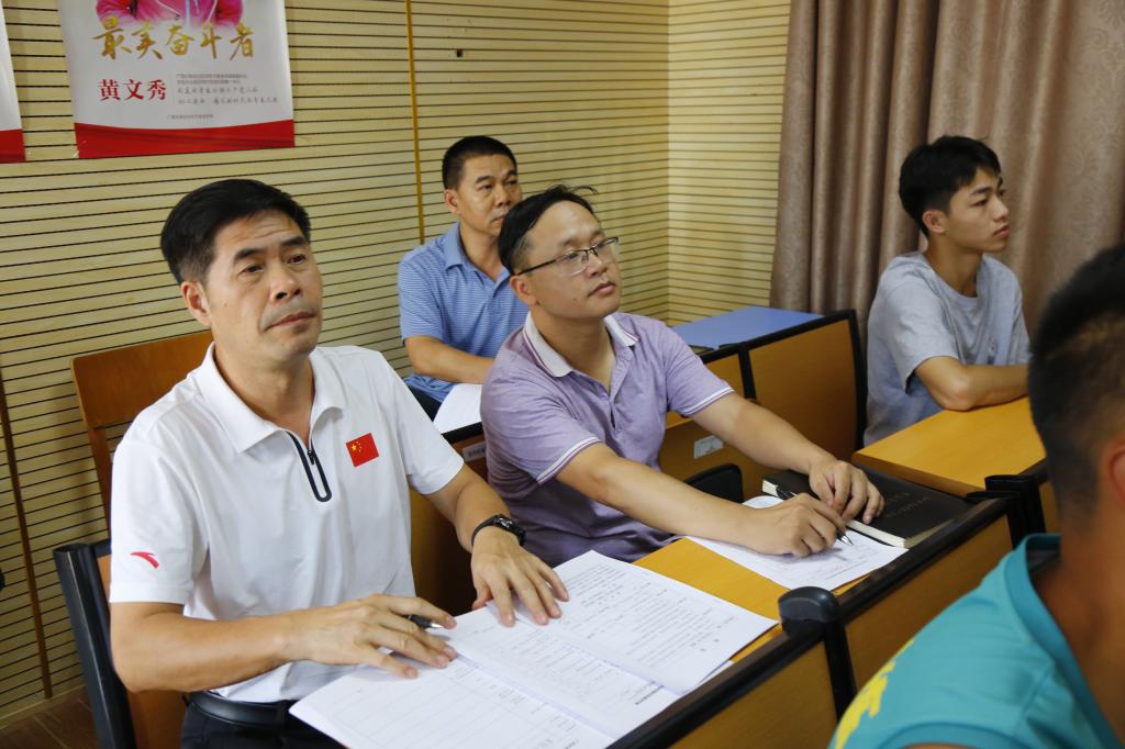 学校党委副书记、校长胡英清检查马克思主义学院教师课堂教学情况