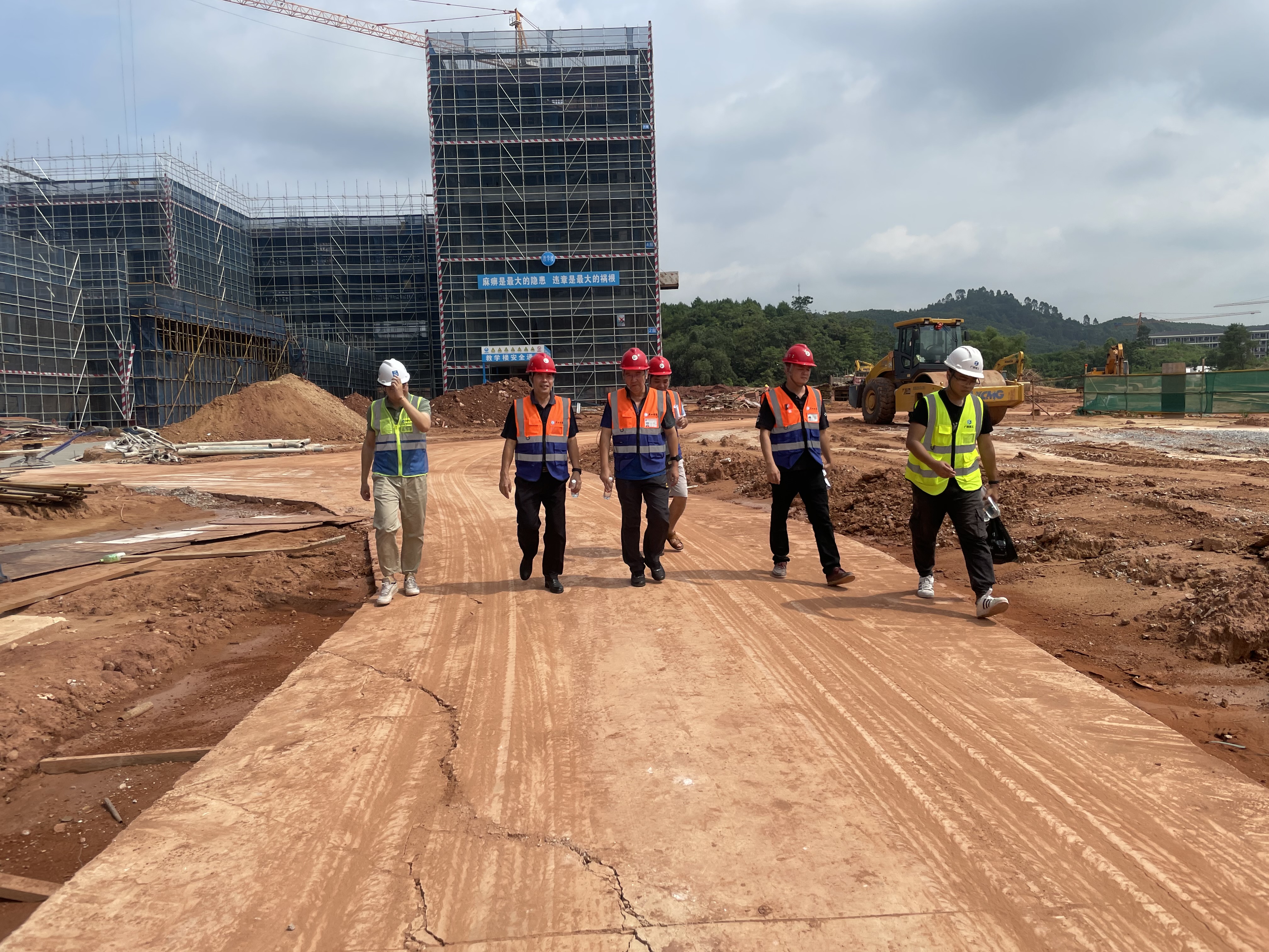 胡英清校长视察项目工地