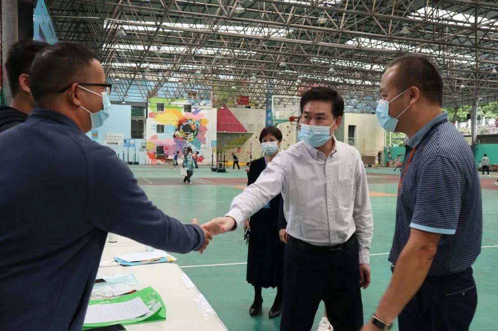 周璋斌书记对各学院进行视察并亲切慰问与他们亲切交谈