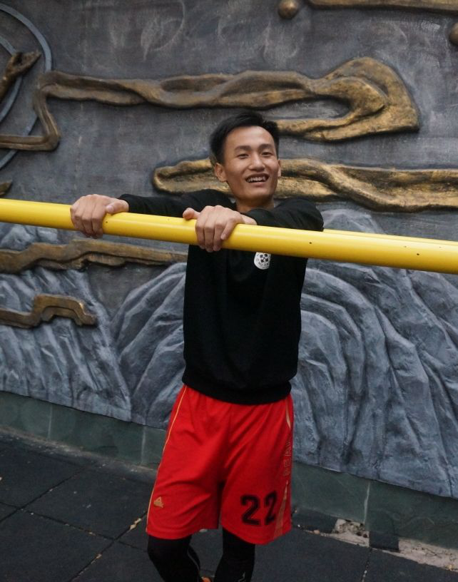 李驰明,男,壮族,共青团员,17级体教10班,现任学生会副秘书长。本人活泼,开朗,幽默。座右铭:经历少的人才会脆弱到不堪一击经历多的人才能坚强到无懈可击所以你所经历过的一切绝不会是毫无意义 。
