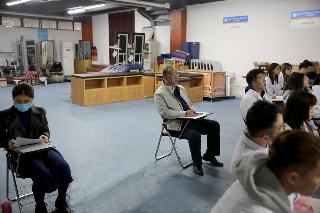 覃世东副校长检查《肌肉骨骼康复技术》课堂教学 覃世东副校长检查《肌肉骨骼康复技术》课堂教学