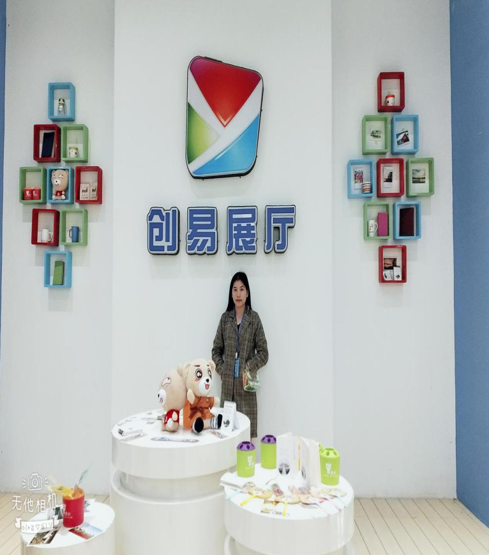 龙 慧 ,女,汉族,共青团员,17级体育与教育系4班,现任校学生会体育部副部长,易班工作站技术部部长,本人工作积极向上,认真对待每一位同学,乐于助人,对老师布置的工作认真负责完成。座右铭:坚持就是胜利,付出总有回报。