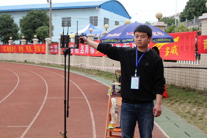 百米发令员发令