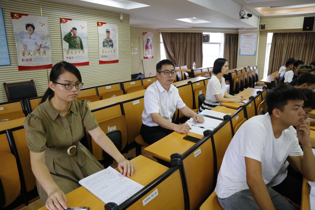 学校党委副书记李爱民检查马克思主义学院教师课堂教学情况