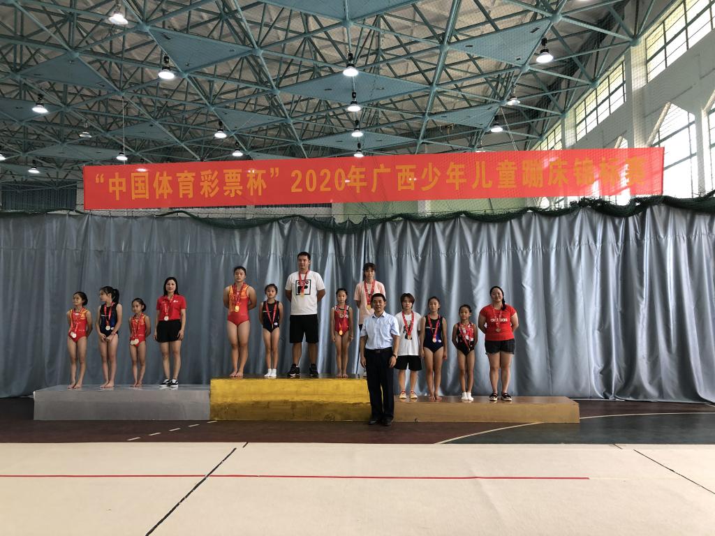 我校苏祝捷院长、教授为获奖队员颁奖