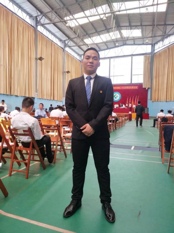 黎杰毅 男,汉族,共青团员,17级体教11班,现任校学生会生活部副部长,本人积极乐观,对待事情认真负责。座右铭:失败不可怕,可怕的是没有从头再来的勇气!