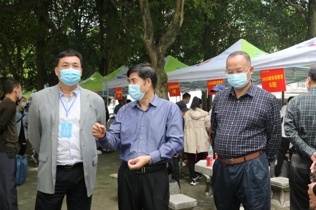 胡英清校长与迎新的工作人员进行亲切交谈