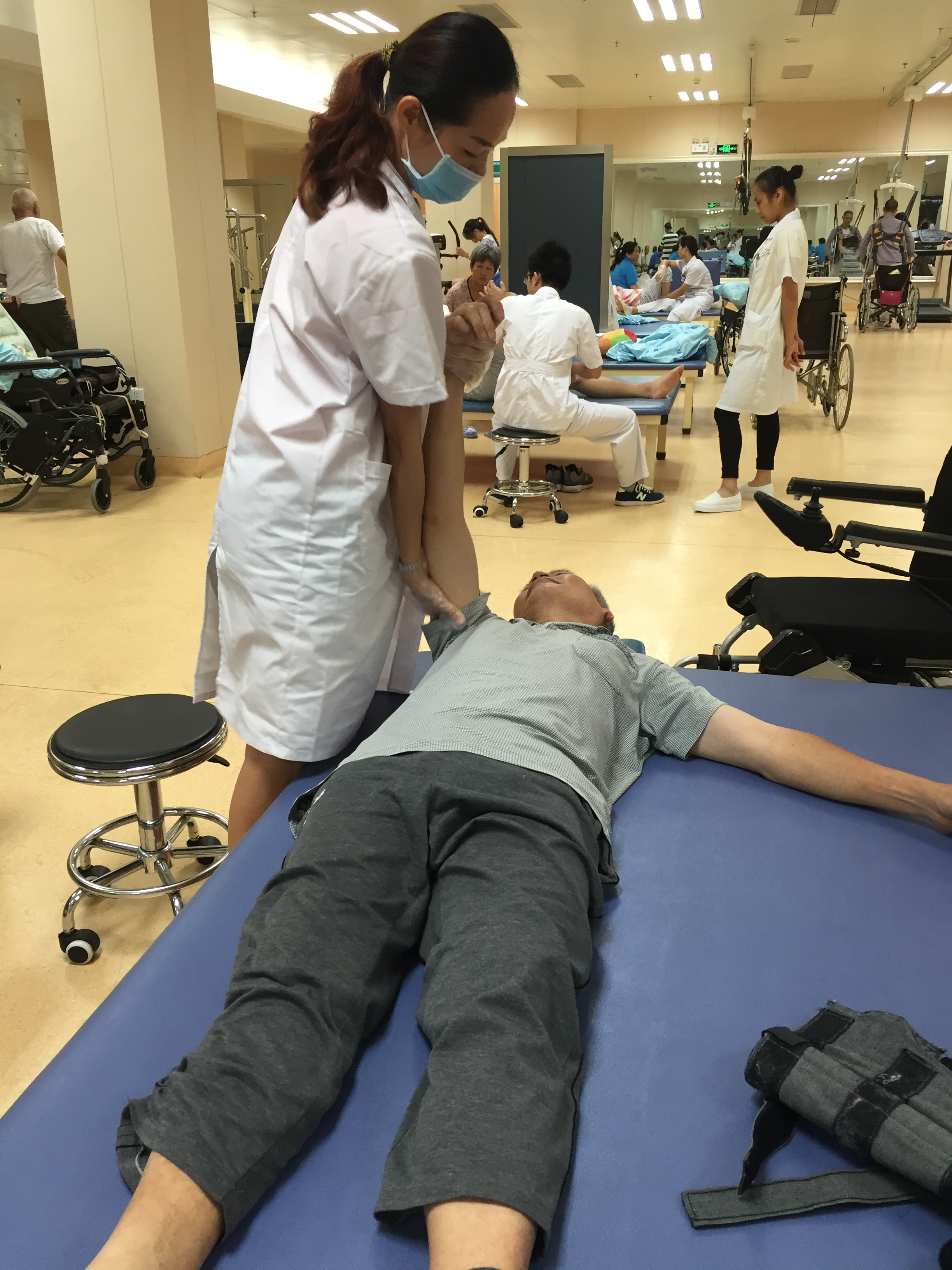 在江滨医院实习生指导病人进行康复训练1