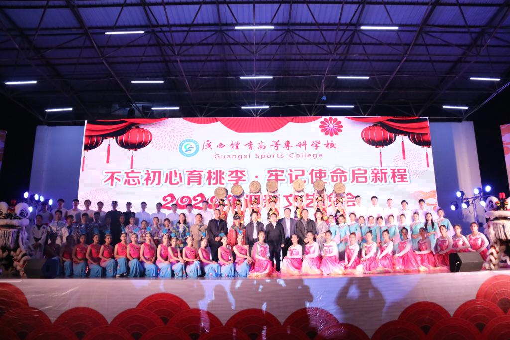 演出后校领导和全体师生合影留念
