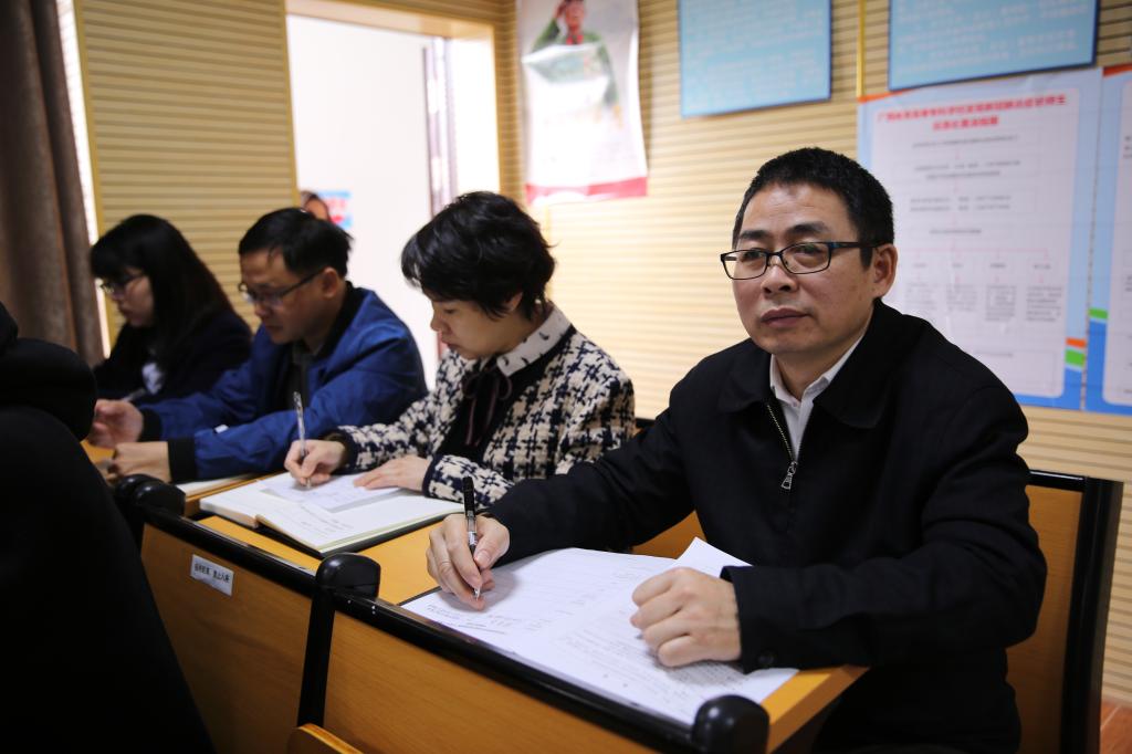 党委李爱民副书记检查《毛泽东思想和中国特色社会主义理论体系概论》课堂教学 党委李爱民副书记检查《毛泽东思想和中国特色社会主义理论体系概论》课堂教学
