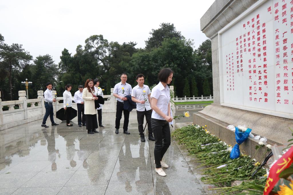 党员向革命烈士纪念碑鲜花致敬