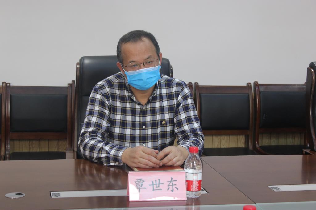 覃世东副校长介绍我校情况