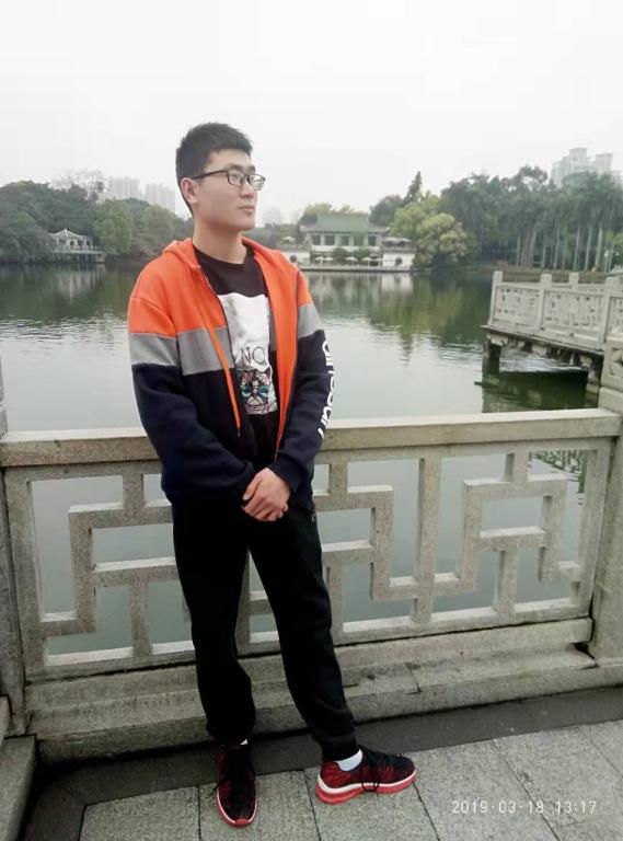 冯壮壮,男,汉族,共青团员,17级社体五班,现任纪检部副部长,性格开朗,内心纯良,神经大条,最吸引人的是那向日葵般的笑脸。我的座右铭:发光并非太阳专利,你也行。