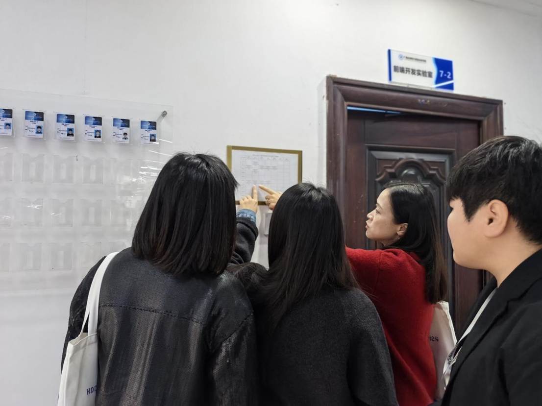 教研室会后参观 基地