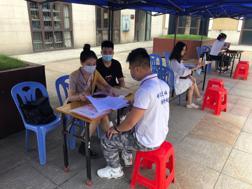 就业创业指导中心黄茜老师在学校大本营指导学生求职技巧