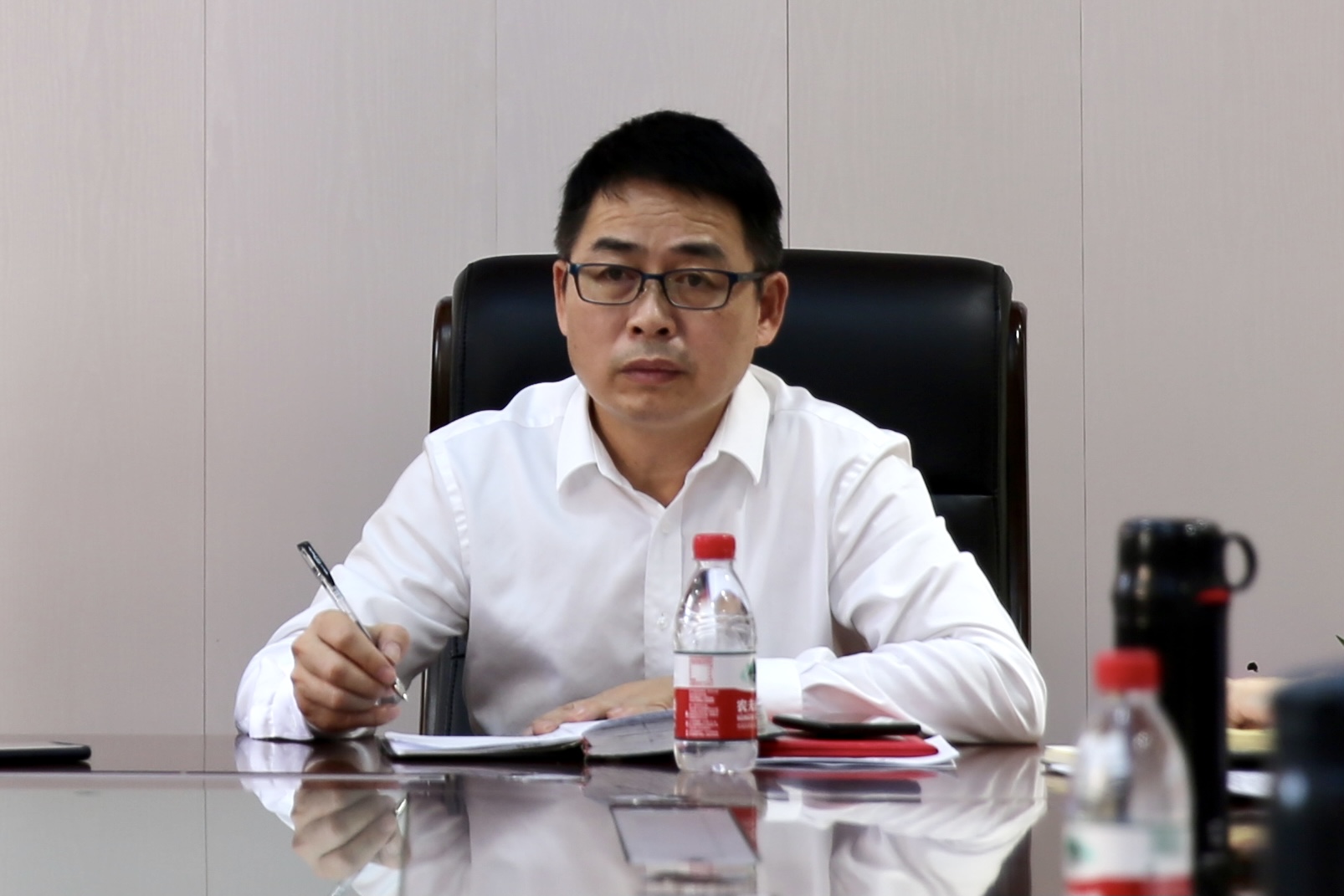 李爱民副书记参加会议