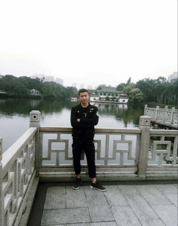 龙绍双,男,汉族,共青团员,17级体教13班,现任纪检部副部长,本人性格开朗,能吃苦耐劳,善于交流沟通,乐于助人,尊重师长,热爱学习,积极向上。座右铭:没有一帆风顺的路,只有艰辛刻苦的汗水。