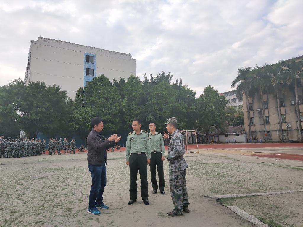 左队长与韦伦国处长亲切交谈
