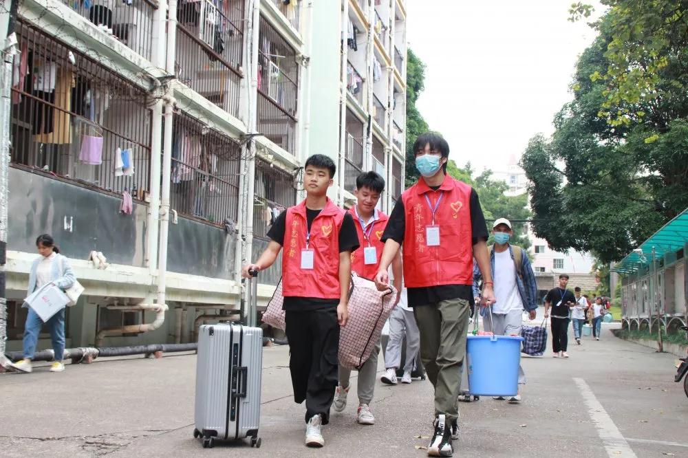 志愿者们帮新生搬行李