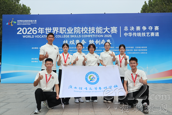 中华传统技艺赛道参赛师生合影