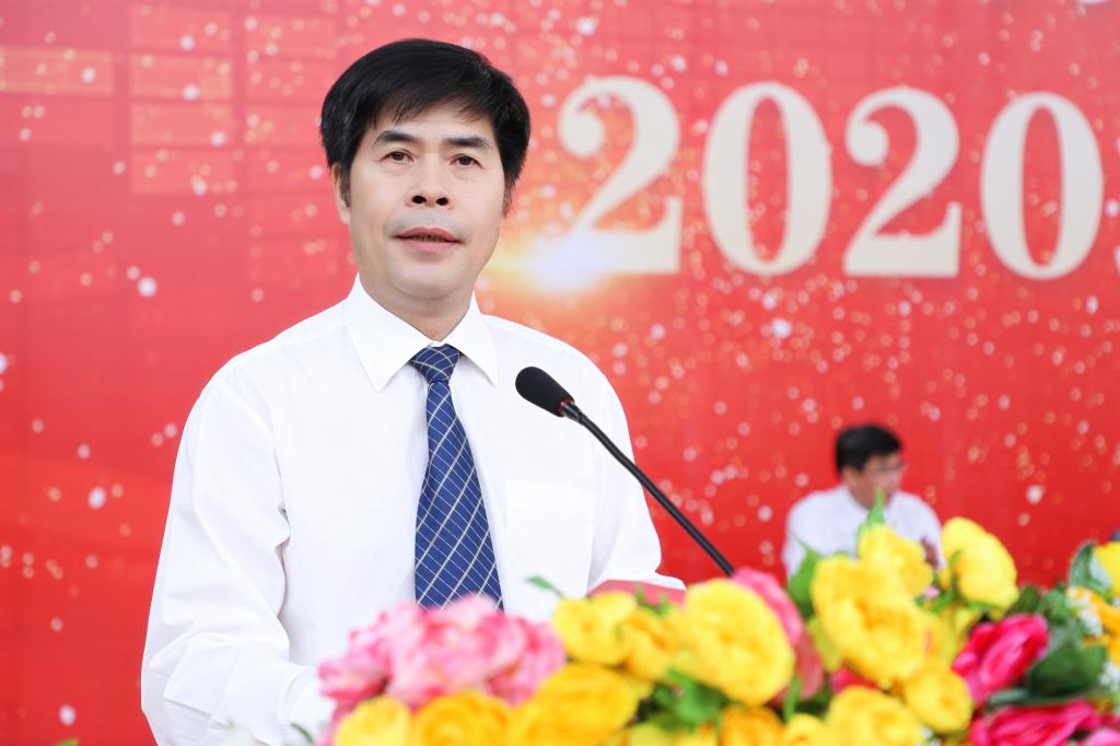 胡英清校长向新生致辞