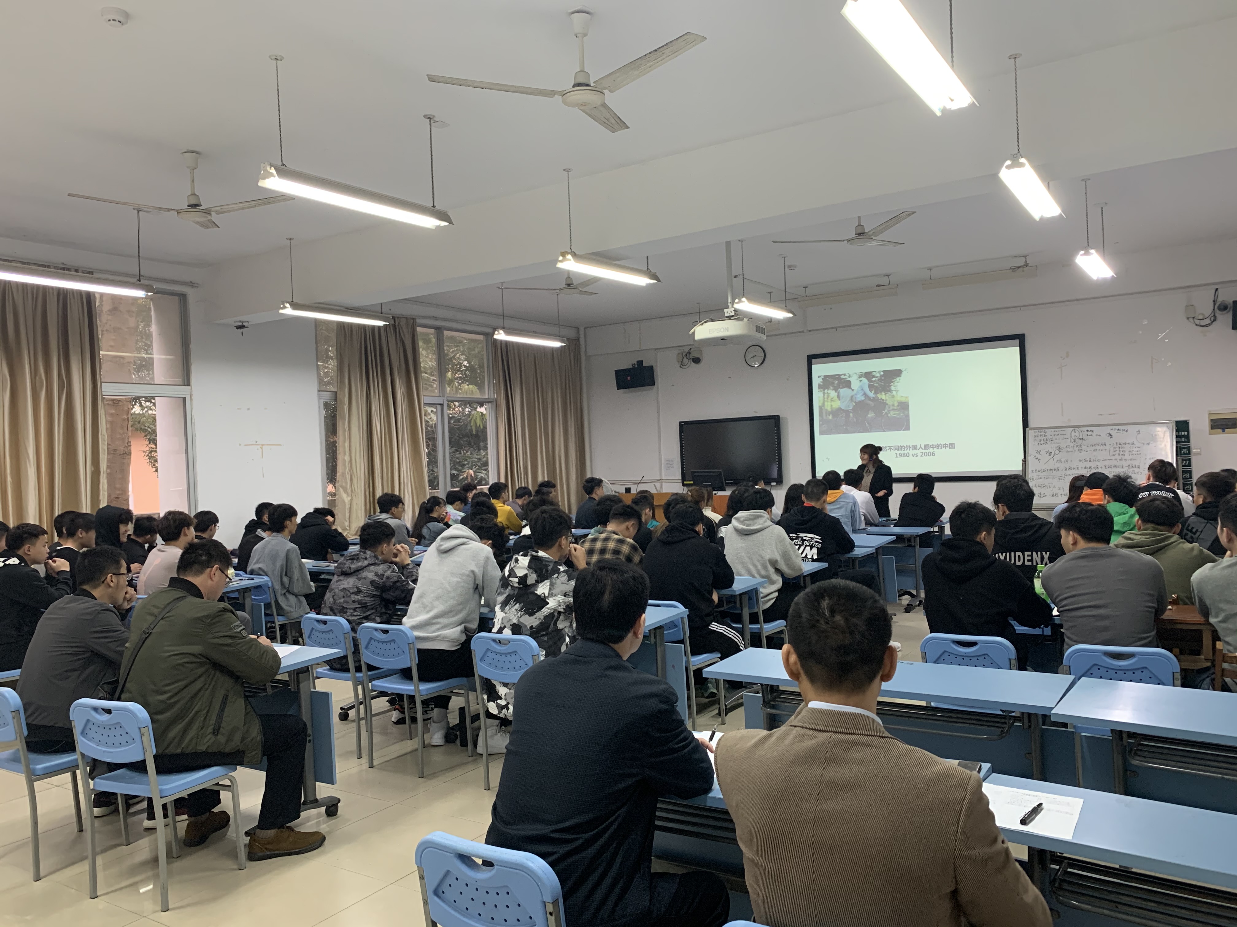 新学期校领导深入体育经济管理学院听课